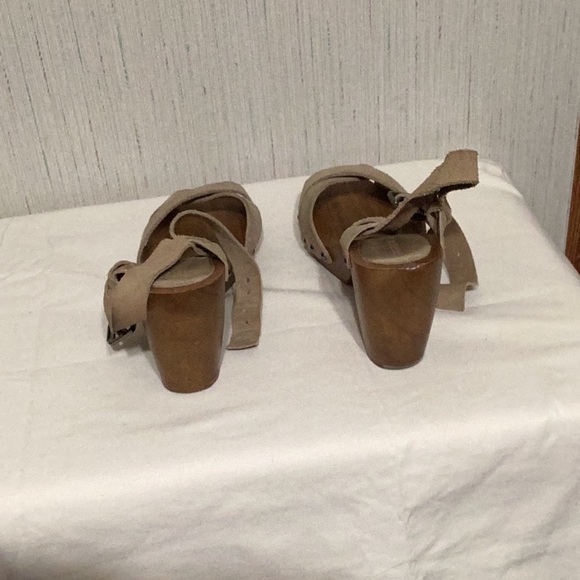 Kaki fifth avenue women’s heels. - Picture 1 of 7